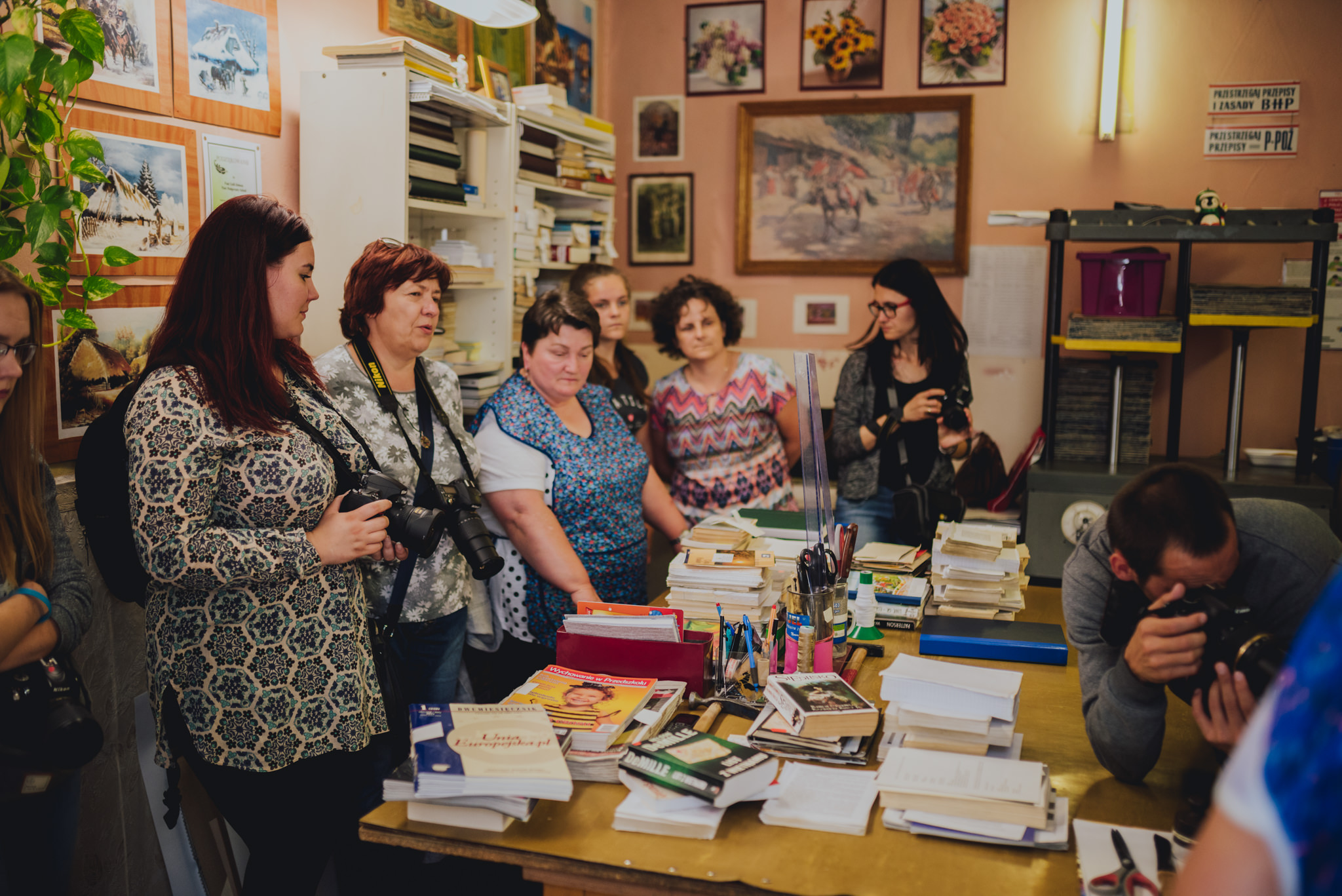 Z aparatem w zakamarki biblioteki | Biblioteka Publiczna w Częstochowie