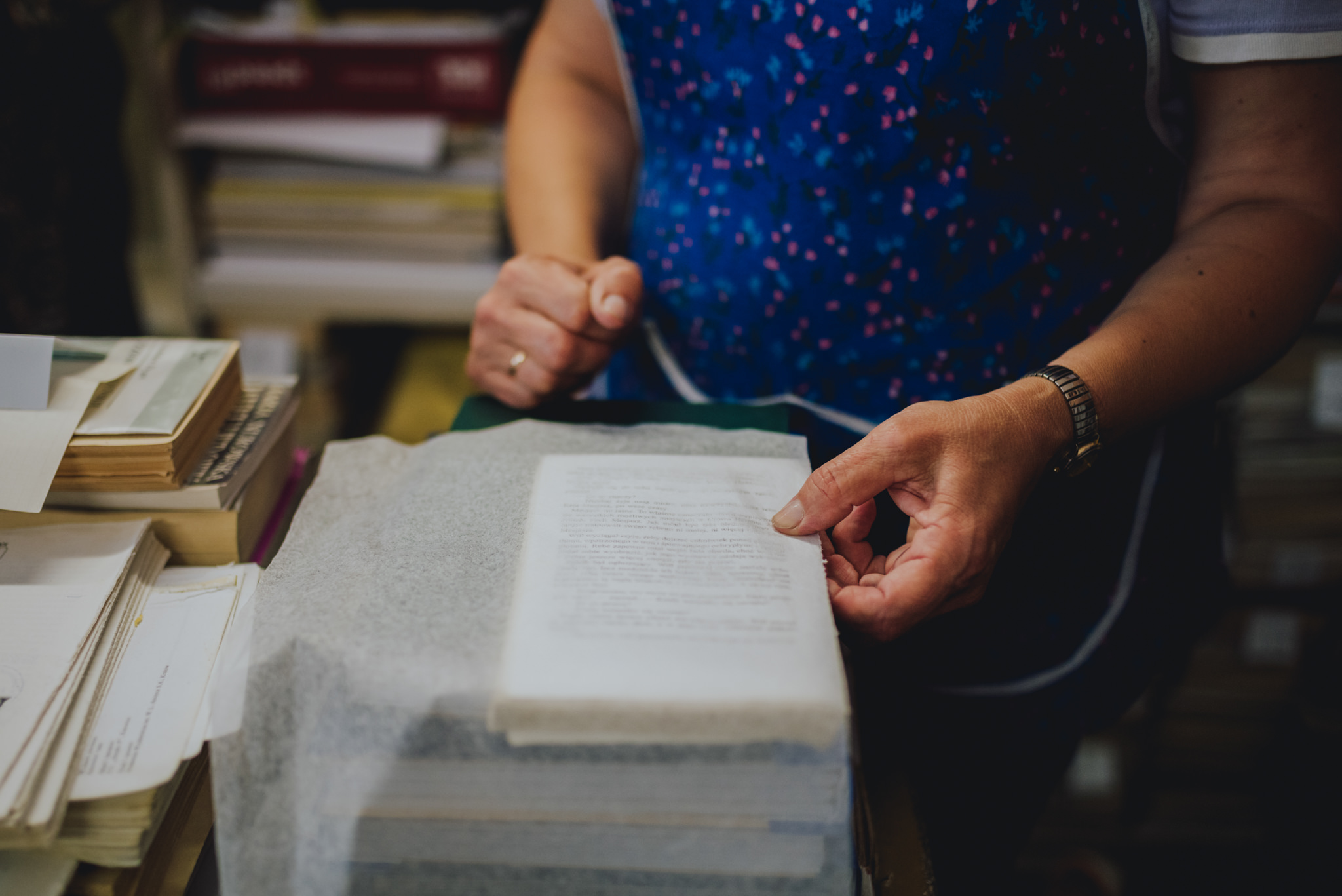 Z aparatem w zakamarki biblioteki | Biblioteka Publiczna w Częstochowie