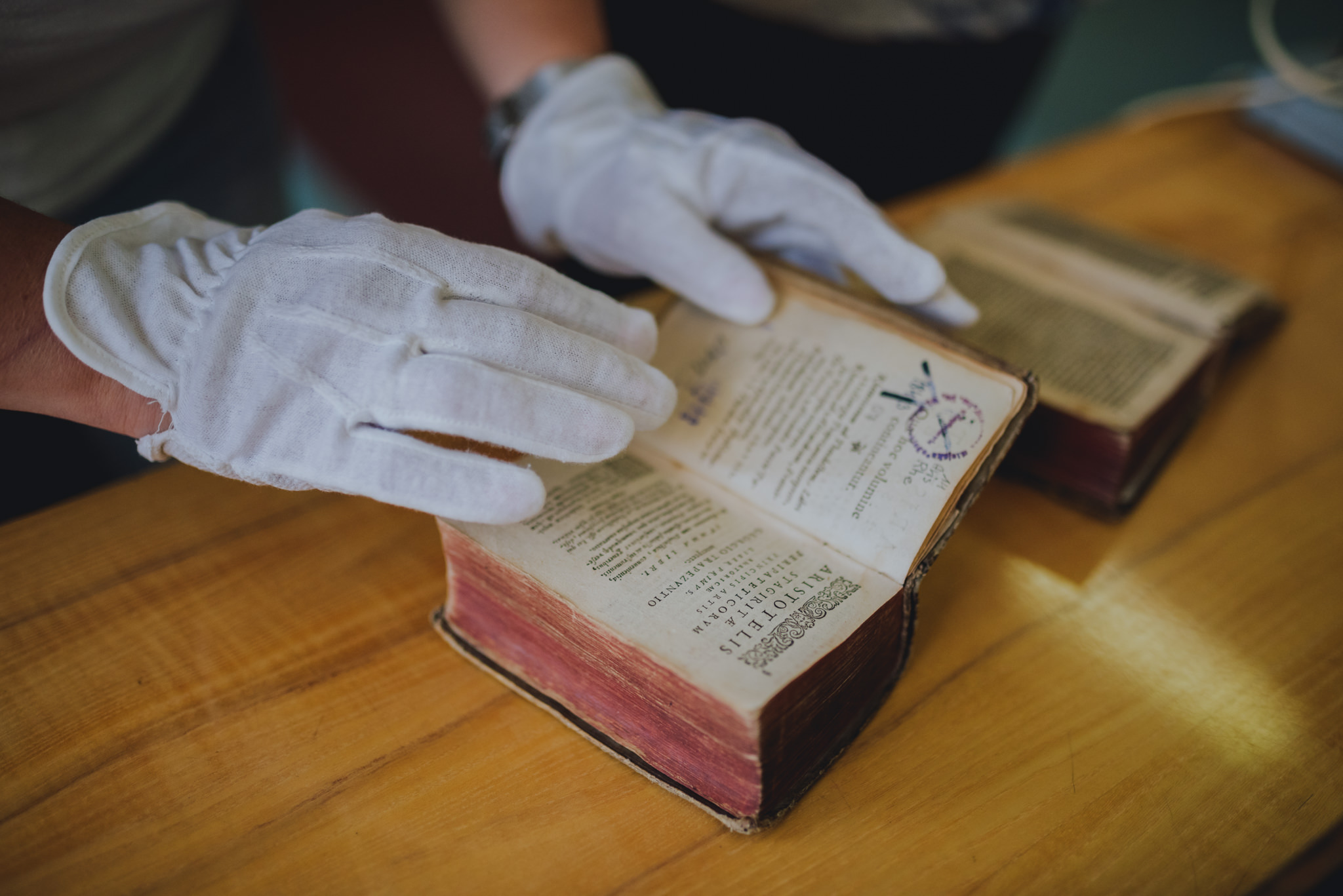 Z aparatem w zakamarki biblioteki | Biblioteka Publiczna w Częstochowie