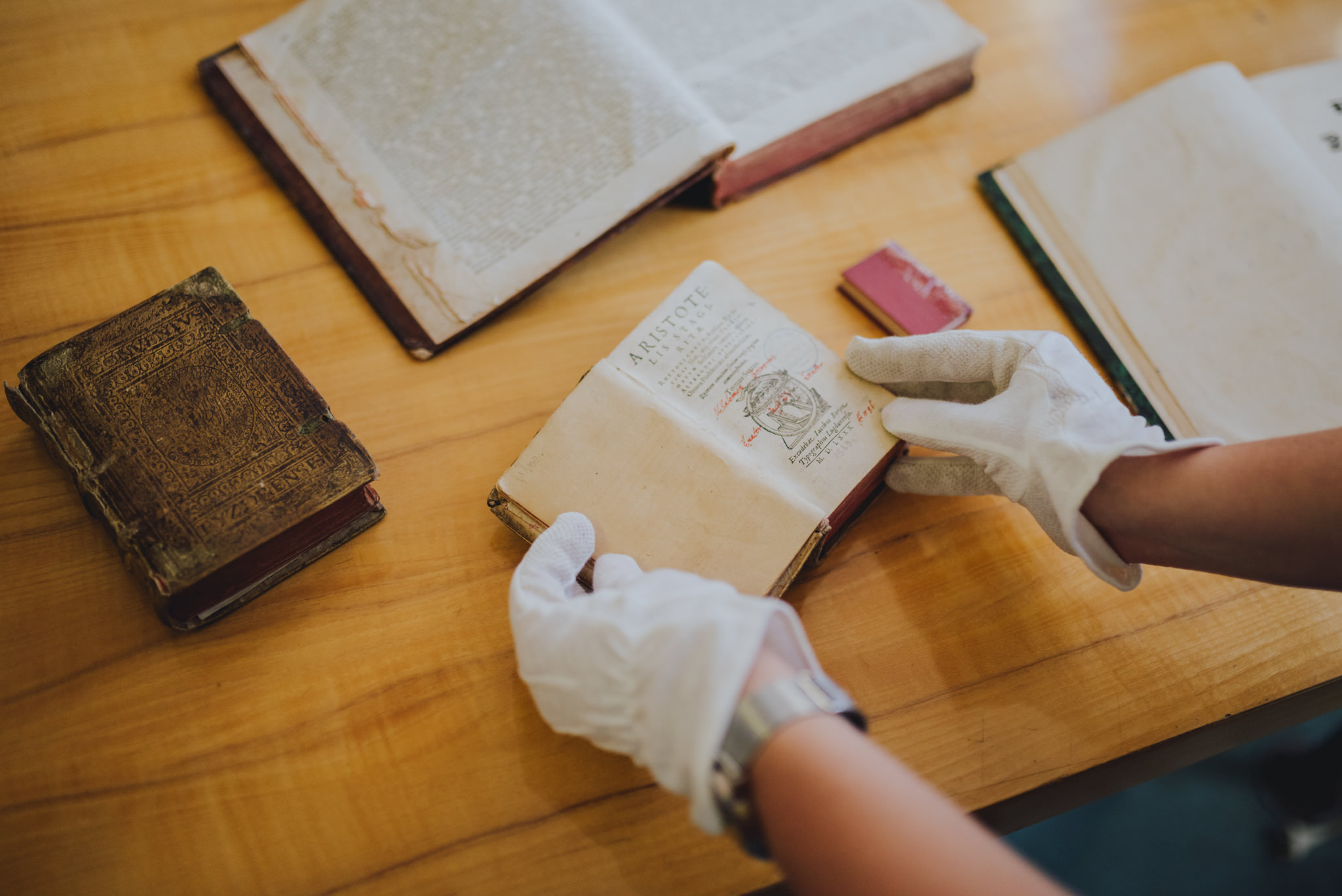 Z aparatem w zakamarki biblioteki | Biblioteka Publiczna w Częstochowie