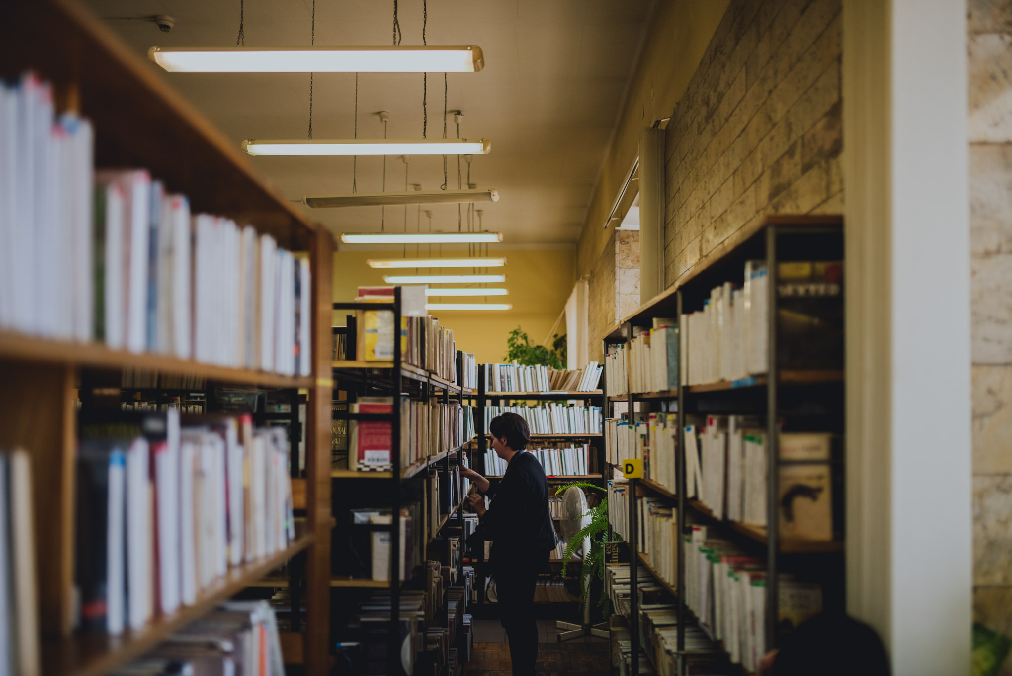 Z aparatem w zakamarki biblioteki | Biblioteka Publiczna w Częstochowie