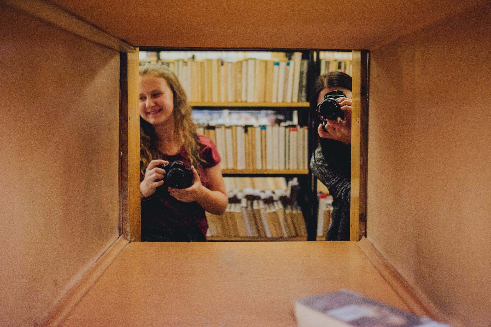 Z aparatem w zakamarki biblioteki | Biblioteka Publiczna w Częstochowie