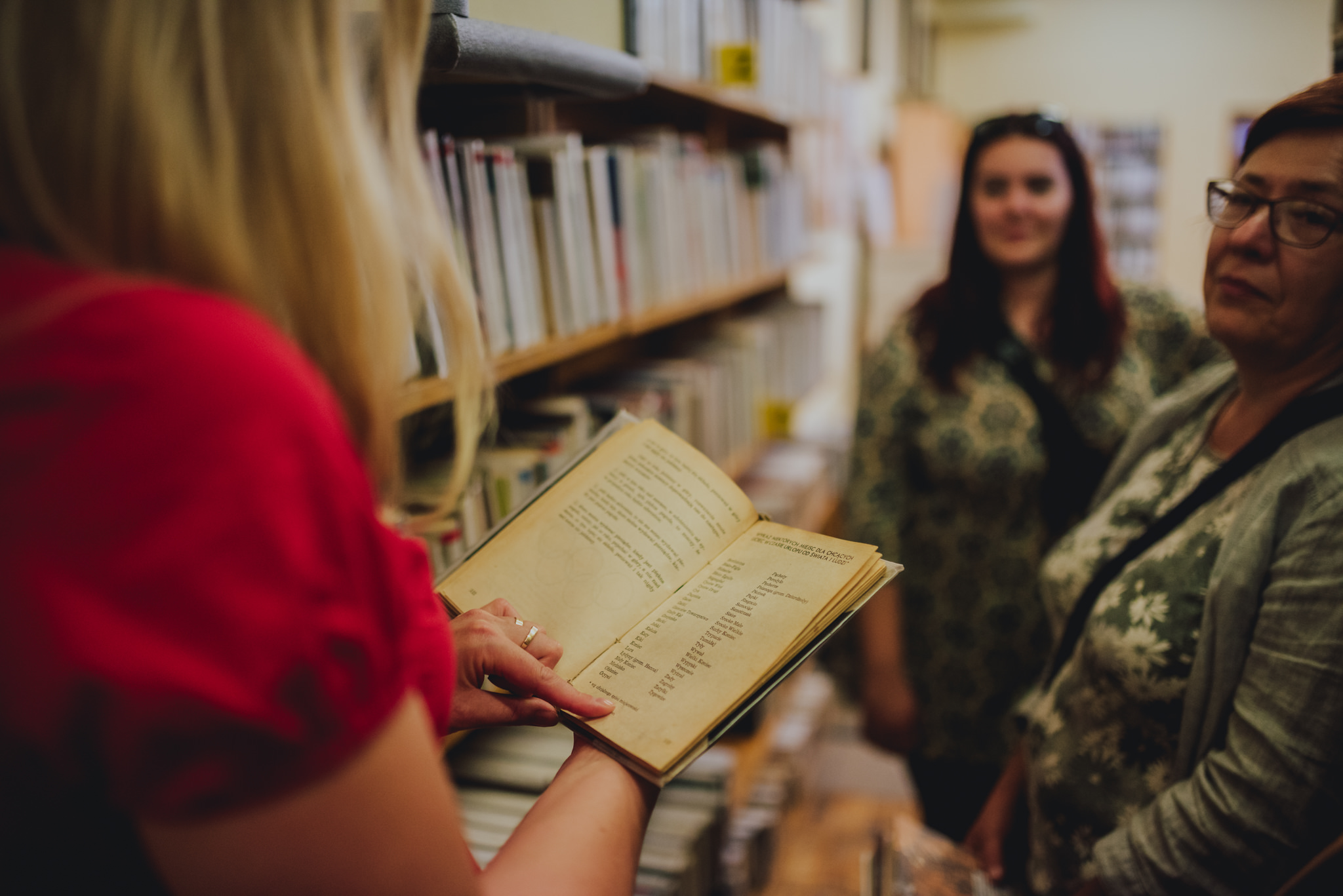 Z aparatem w zakamarki biblioteki | Biblioteka Publiczna w Częstochowie