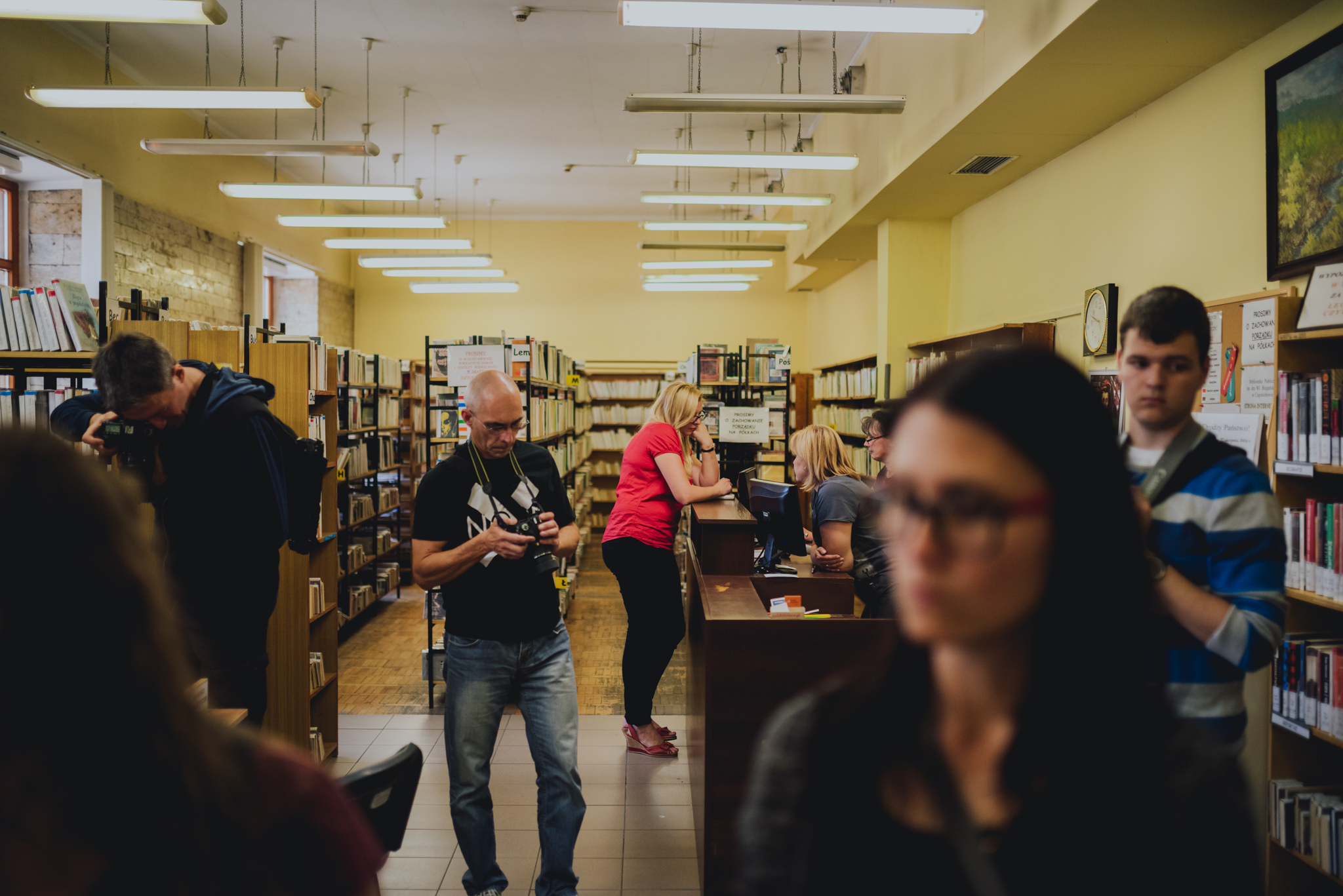 Z aparatem w zakamarki biblioteki | Biblioteka Publiczna w Częstochowie